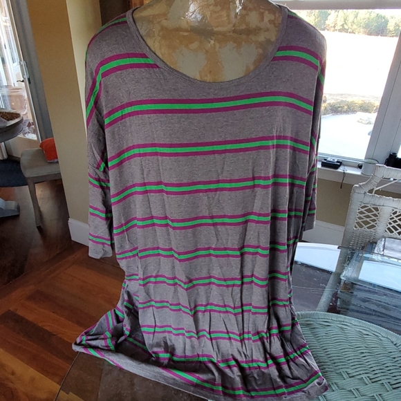 LuLaRoe Irma top, NWT XL - Picture 1 of 4